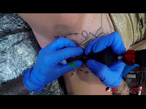 ❤️ Extremamente tatuada, a brasa Sully Savage fez uma tatuagem no seu clítoris ❤ Porno vídeo em pt.tuberxxx.ru ❤